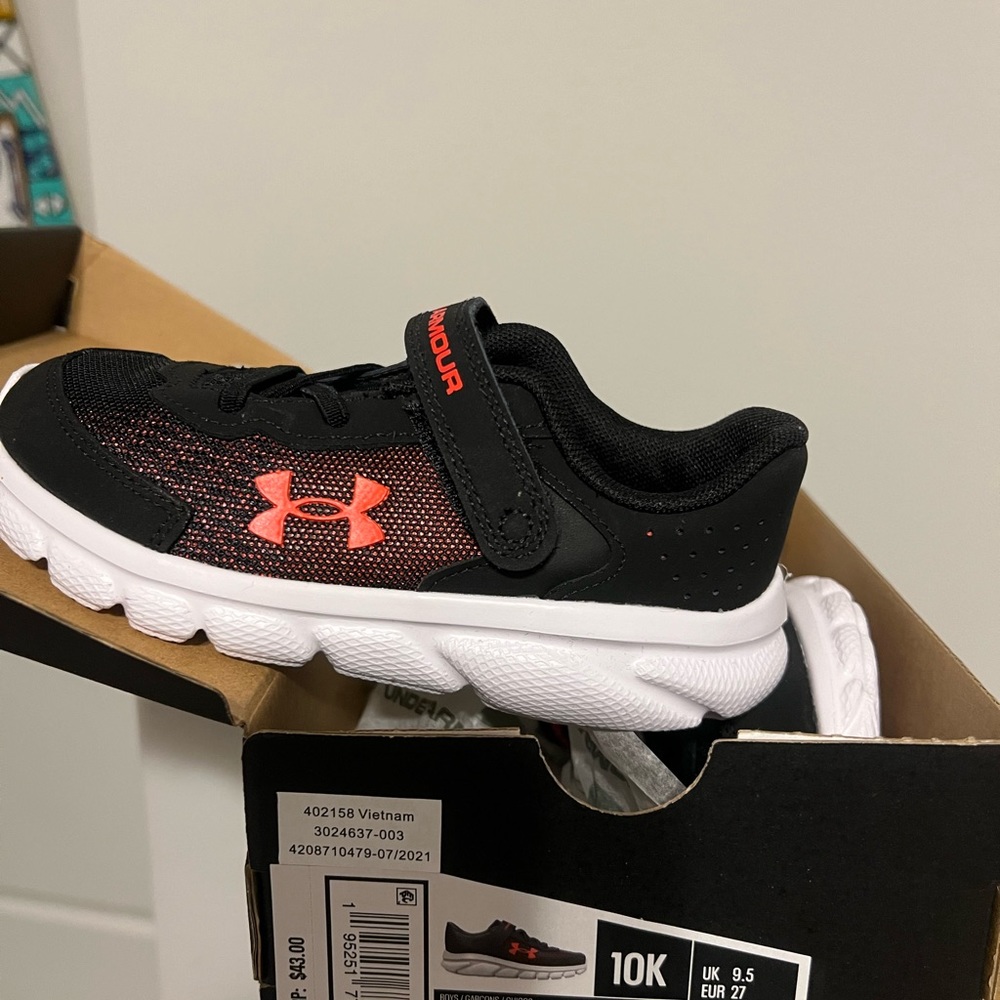 Boys Underarmour Tennis Shoes